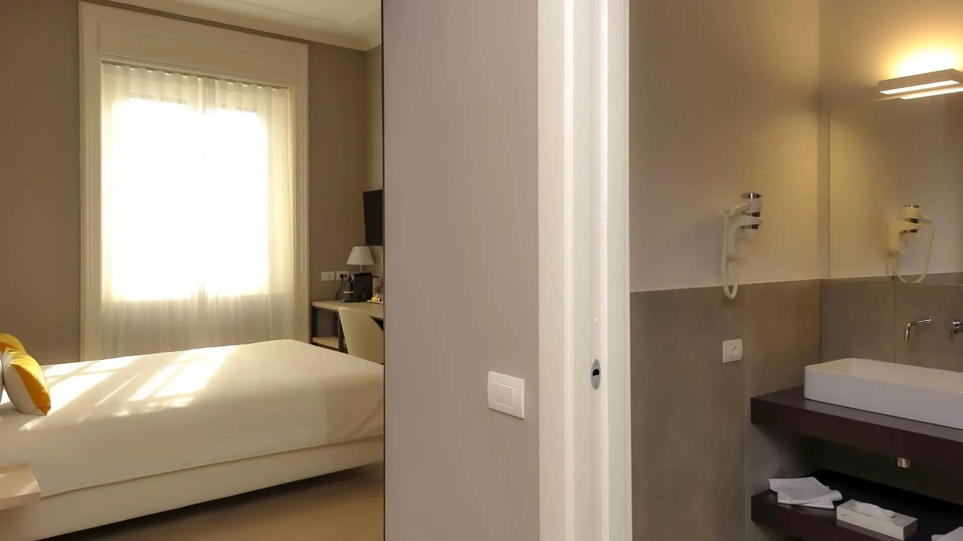 Bergamo Inn 43 2*,